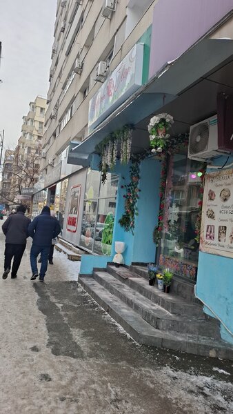 Cedez spatiu pt cafenea ,etc.